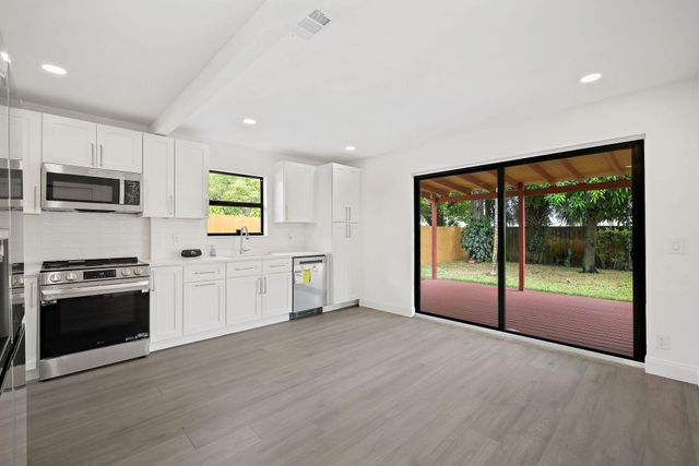 699 NE 40th St, Oakland Park, FL 33334