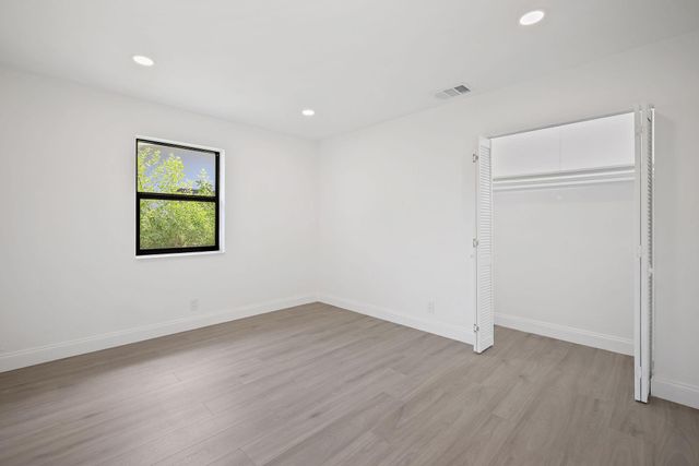 699 NE 40th St, Oakland Park, FL 33334