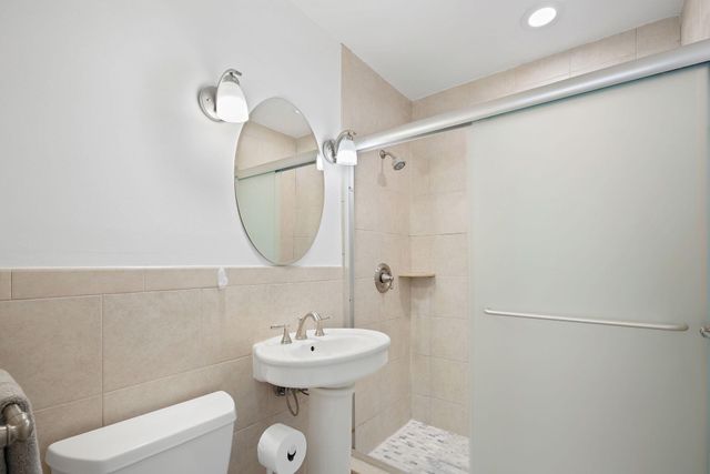 699 NE 40th St, Oakland Park, FL 33334