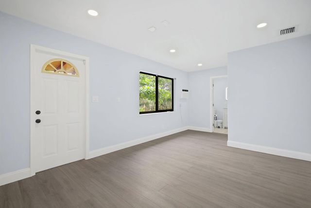 699 NE 40th St, Oakland Park, FL 33334