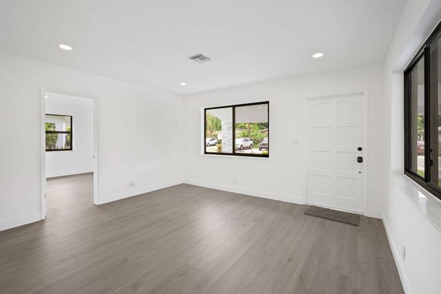 699 NE 40th St, Oakland Park, FL 33334