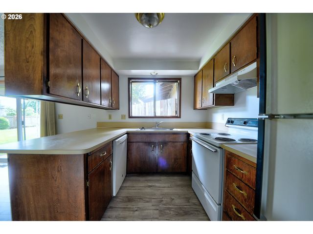 1798 GILHAM Rd, Eugene, OR 97401