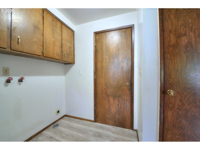 1798 GILHAM Rd, Eugene, OR 97401