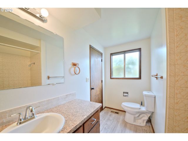 1798 GILHAM Rd, Eugene, OR 97401