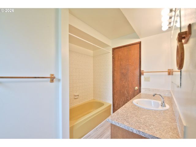 1798 GILHAM Rd, Eugene, OR 97401