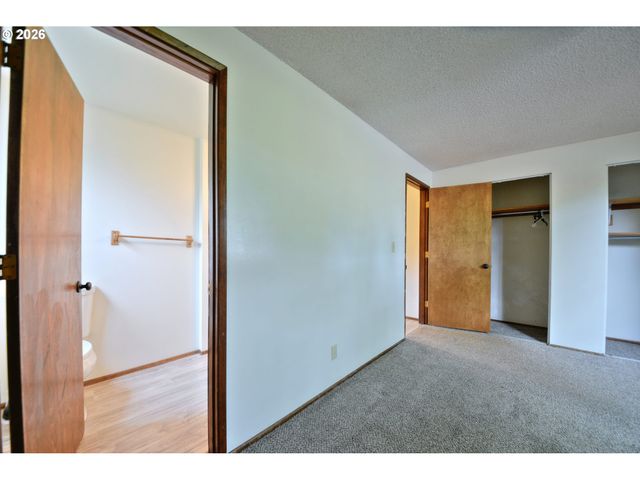 1798 GILHAM Rd, Eugene, OR 97401