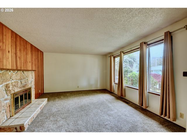1798 GILHAM Rd, Eugene, OR 97401