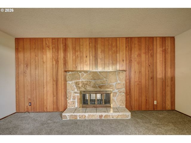 1798 GILHAM Rd, Eugene, OR 97401