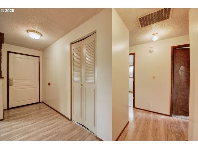 1798 GILHAM Rd, Eugene, OR 97401
