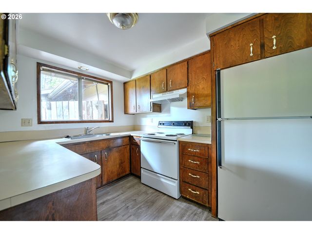 1798 GILHAM Rd, Eugene, OR 97401