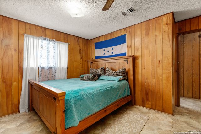 215 REDBUD LN, New Braunfels, TX 78130