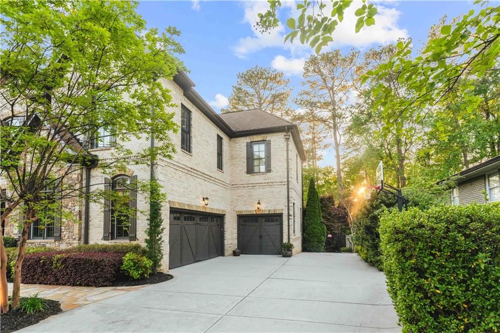 Image 3 of property listing at 1686 Montcliff Court, Decatur, GA 30033