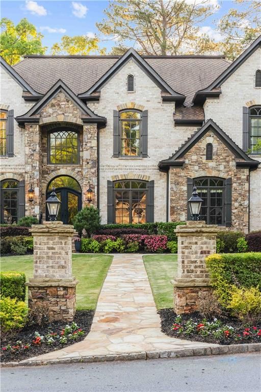 Image 5 of property listing at 1686 Montcliff Court, Decatur, GA 30033