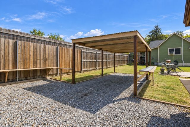 215 W Munson Street, Denison, TX 75020