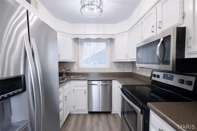 5107 Hollow Wood Court A, St Louis, MO 63128