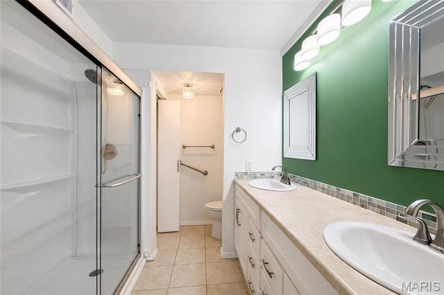 5107 Hollow Wood Court A, St Louis, MO 63128