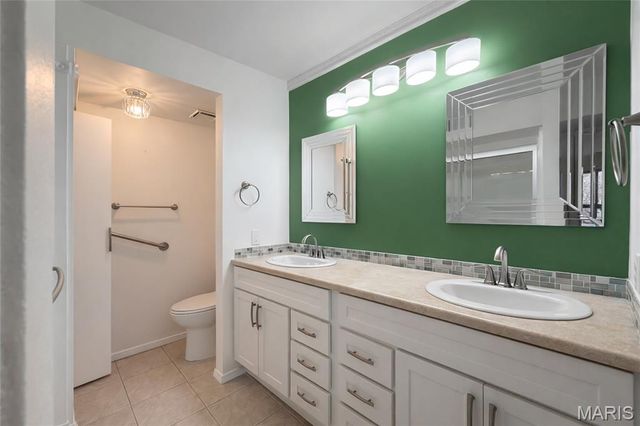 5107 Hollow Wood Court A, St Louis, MO 63128