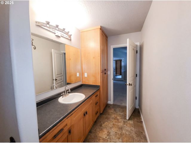 1310 WILLOW St, Junction City, OR 97448