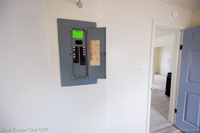 8242 Maxwell Avenue, Warren, MI 48089