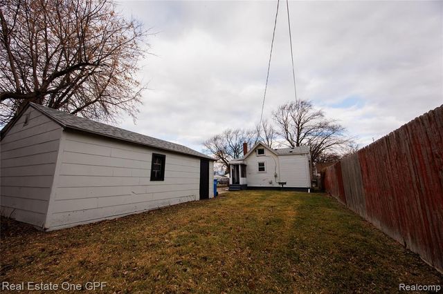 8242 Maxwell Avenue, Warren, MI 48089