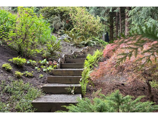 11503 Sw STREAMSIDE Ct, Portland, OR 97219