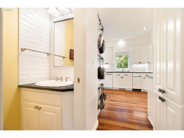 11503 Sw STREAMSIDE Ct, Portland, OR 97219