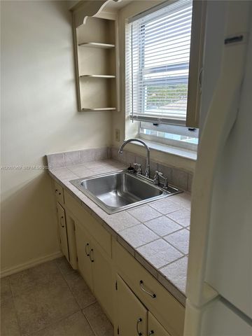 2301 NE 2nd St 6, Pompano Beach, FL 33062