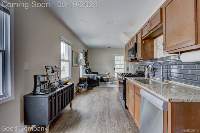 1812 E Meyers Avenue, Hazel Park, MI 48030