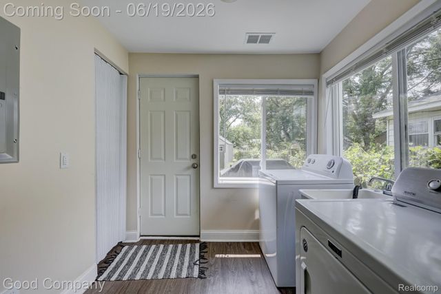1812 E Meyers Avenue, Hazel Park, MI 48030