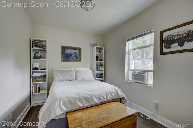 1812 E Meyers Avenue, Hazel Park, MI 48030