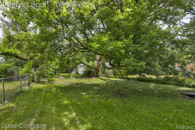 1812 E Meyers Avenue, Hazel Park, MI 48030
