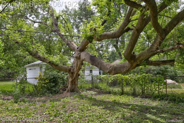 1812 E Meyers Avenue, Hazel Park, MI 48030