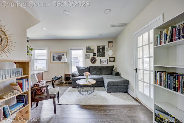 1812 E Meyers Avenue, Hazel Park, MI 48030