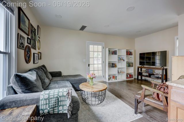 1812 E Meyers Avenue, Hazel Park, MI 48030