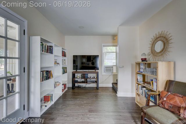 1812 E Meyers Avenue, Hazel Park, MI 48030