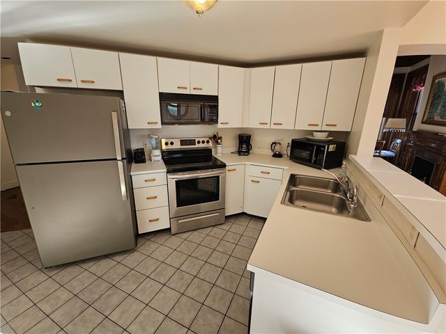 364 BELLEVUE Avenue W-201-S, Newport, RI 02840