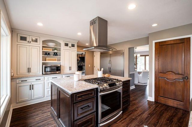 2000 W Woodbury LANE, Glendale, WI 53209