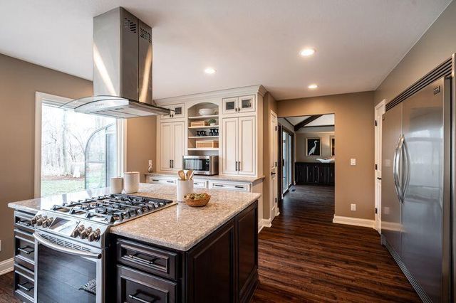 2000 W Woodbury LANE, Glendale, WI 53209