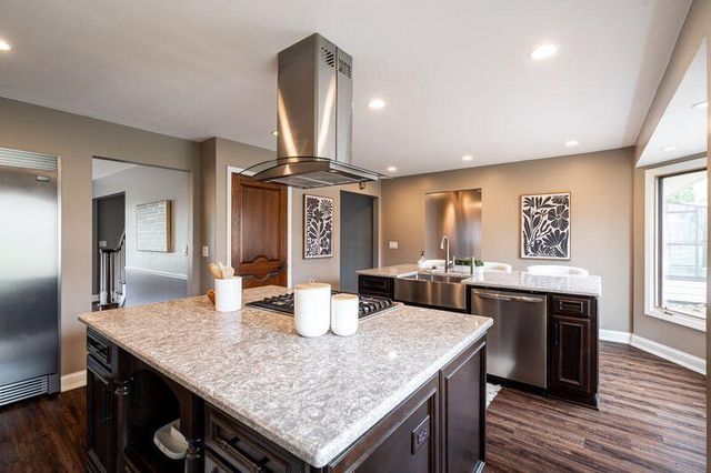 2000 W Woodbury LANE, Glendale, WI 53209