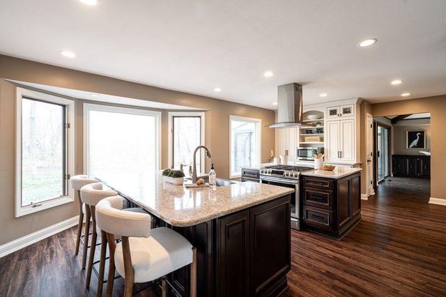 2000 W Woodbury LANE, Glendale, WI 53209