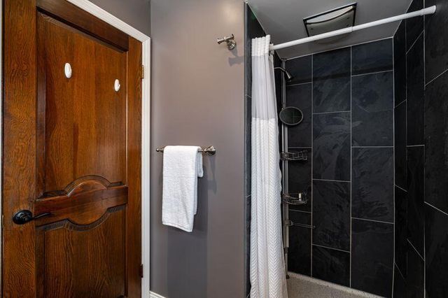 2000 W Woodbury LANE, Glendale, WI 53209