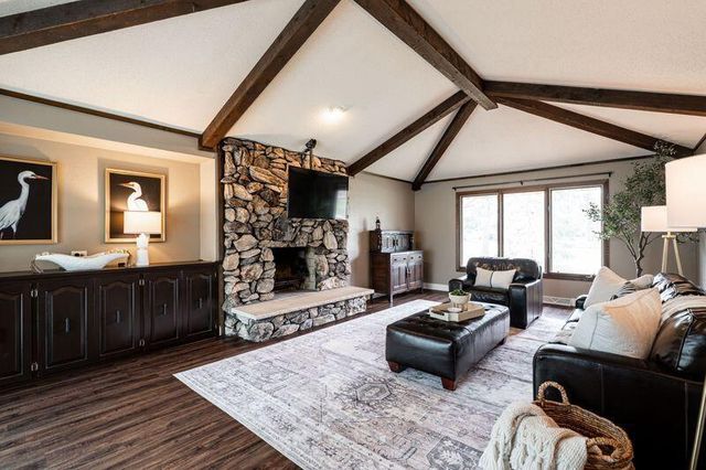 2000 W Woodbury LANE, Glendale, WI 53209