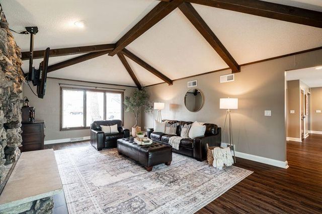 2000 W Woodbury LANE, Glendale, WI 53209