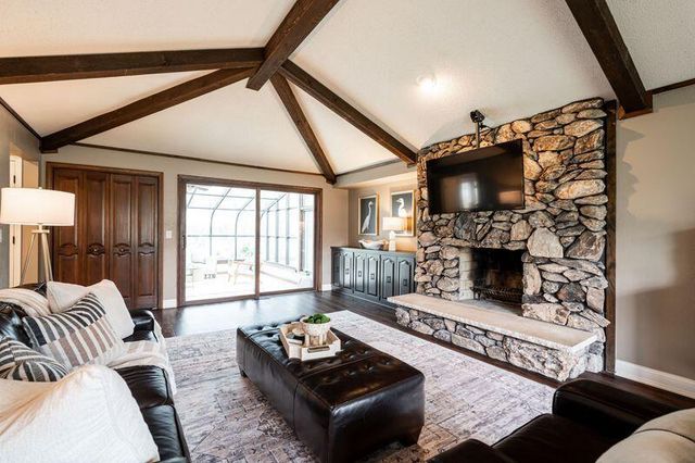 2000 W Woodbury LANE, Glendale, WI 53209