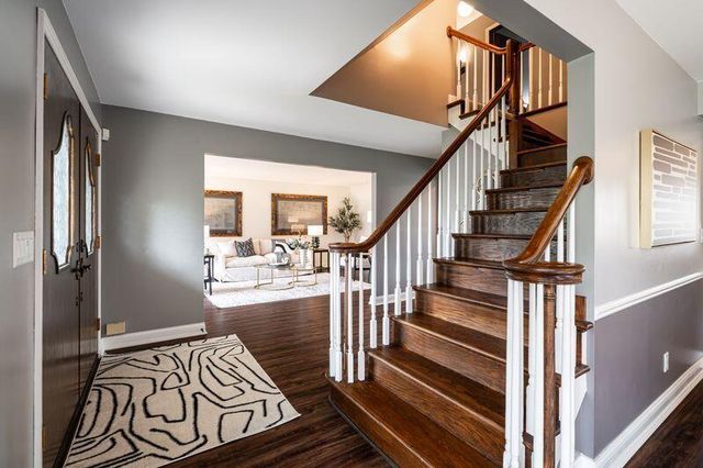 2000 W Woodbury LANE, Glendale, WI 53209