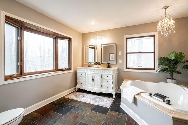 2000 W Woodbury LANE, Glendale, WI 53209