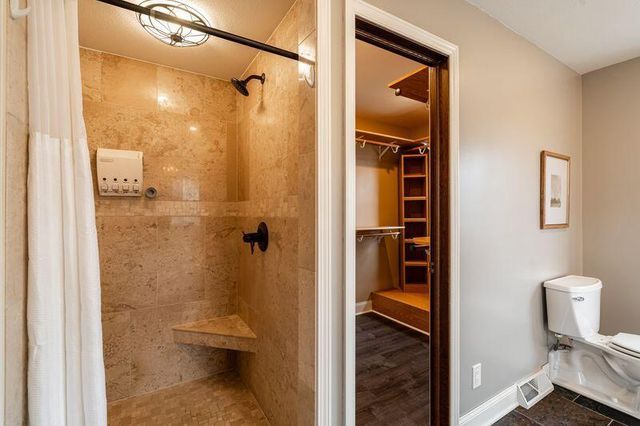 2000 W Woodbury LANE, Glendale, WI 53209
