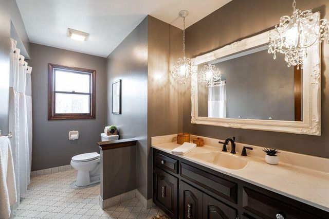 2000 W Woodbury LANE, Glendale, WI 53209