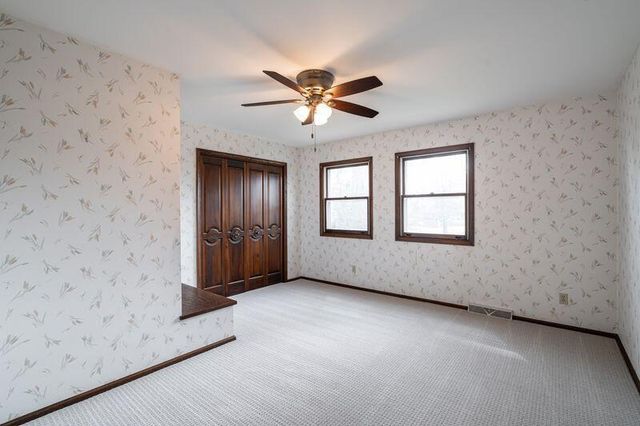 2000 W Woodbury LANE, Glendale, WI 53209