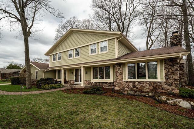 2000 W Woodbury LANE, Glendale, WI 53209